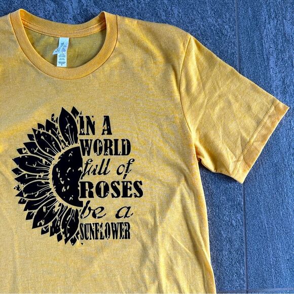NWOT In a World Full of Roses Be A Sunflower Graphic Short Sleeve Crewneck Tee S - Picture 4 of 14